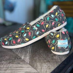 TOMS Christmas Women’s Size 9.5 Forged Iron Tree Lights Print Fur Lined Shoes